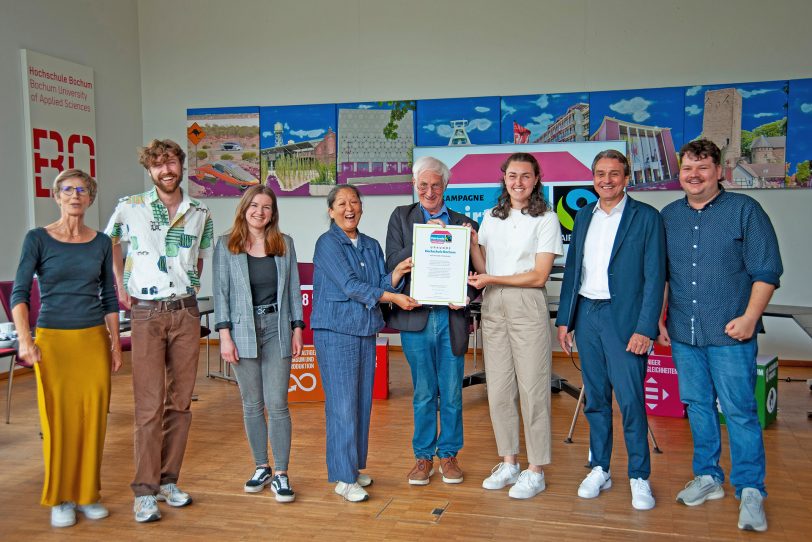 Freude über die Auszeichnung der Hochschule Bochum zur Fairtrade Unversity. v.l. Senatsvorsitzende Katrin Heyman, studentische Initiator der Zertifizierung Lukas Zinnecker, Marie Fillies, Nachhaltigkeits-Managerin beim Akafö, Hochschul-Vizepräsidentin Prof. Dr. Mi-Yong Becker, der Ehrenbotschafter des Fairtrade Deutschland e.V, Manfred Holz, Klimaschutz-Managerin Miriam Trümper, Hochschulkanzler Markus Hinsenkamp und Nachhaltigkeits-Manager Joshua Kampmann.