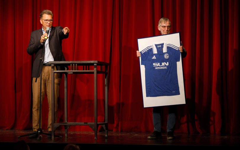 Schirmherr Thorsten Kinhöfer (links) und Pfarrer a.D. Walter Tschirch, Vorsitzender des Beirates des Fördervereins, mit Schalke-Trikot in Aktion.