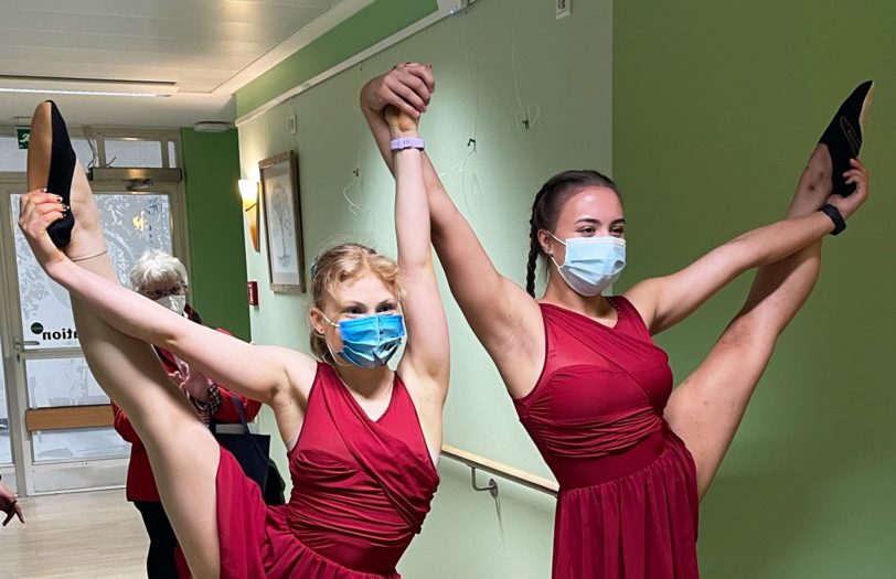 Corina Bruckmann und Mara Lyn Fischer, Akrobatinnen des TC Sterkrade 69 aus Oberhausen, zeigten ihr sportliches Können.