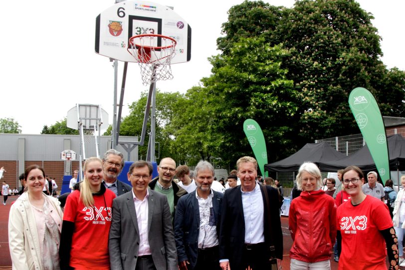 Die Streetbasketball-Tour in Herne war ein großer Erfolg. Mit dabei (v.li.) Ulrike Vogt (Schulleiterin Realschule Strünkede), Emina Altfeld (Pestalozzi Gymnasium), Hans-Peter Karpinski (SSB Herne), Dr. Frank Dudda (Oberbürgermeister), Thomas Brechten (Schulleiter Mulvany Berufskolleg), Volker Gößling (Schulleiter Pestalozzi-Gymnasium), Reinhard Koßmann (AOK-Vertriebsleiter), Viktoria Köhler (Pestalozzi Gymnasium) und Pia Klems (Realschule Crange).