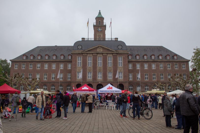 Vor dem Rathaus.