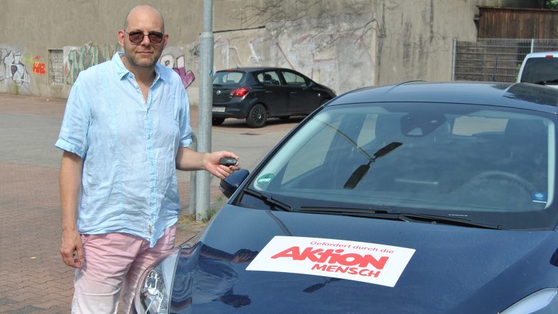 Neues gefördertes Auto für den Nachbarn e.V. Verein für psychosoziale Hilfen, im Bild der 2. Vorsitzende Markus Stehmann.