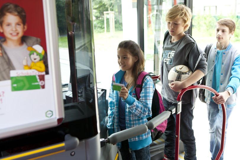 Schüler fahren mit dem Bus.