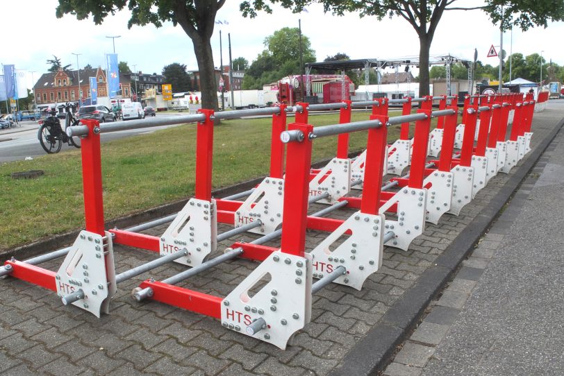 Nach der Rheinkirmes ist vor der Cranger Kirmes: Aufbau am 21. Juli 2025 auf dem Platz in Crange.