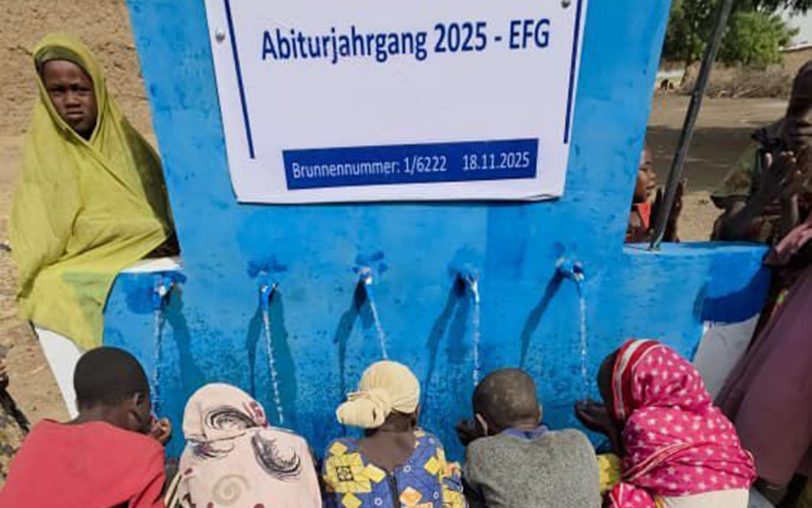 Die Dorfbewohner am neuen Trinkwasserbrunnen.