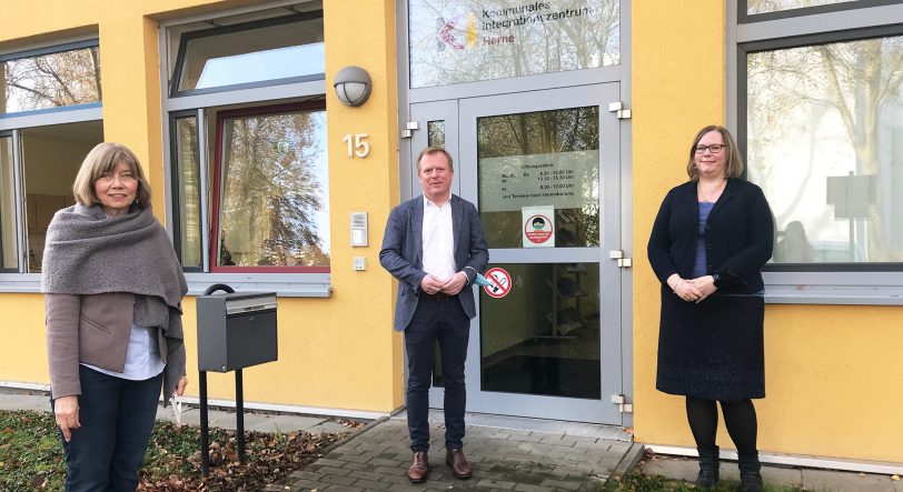 Freuen sich über das Jubiläum: (v.l.) Radojka Mühlenkamp, Dezernent Andreas Merkendorf und KI-Leiterin Claudia Heinrich.