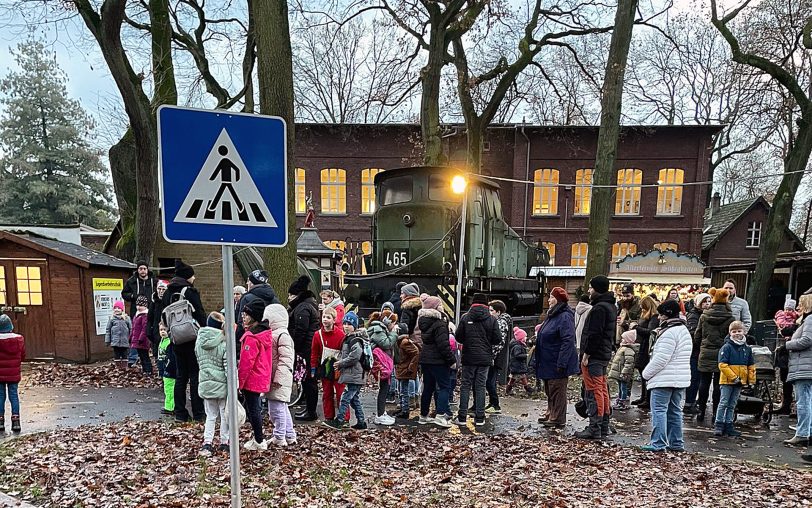 Rund 450 Kinder bekamen am Heimatmuseum Tüten überreicht.