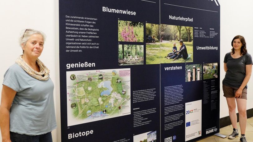 RVR-Ausstellung im Herner Rathaus zeigt Wandel der Revierparks, im Bild (v.li.) Birgit Diermann, Projektleiterin für Umweltbildung und Johanna Mines, eine von fünf Umweltbildenden.