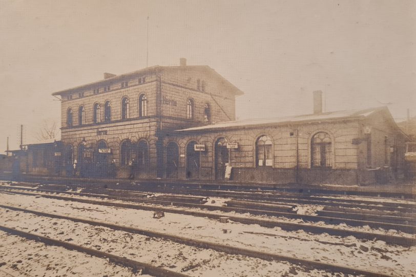 Das alte Bahnhofsgebäude der Köln-Mindener-Eisenbahn wurde nach der Errichtung des heutigen Bahnhofsgebäudes abgebrochen.