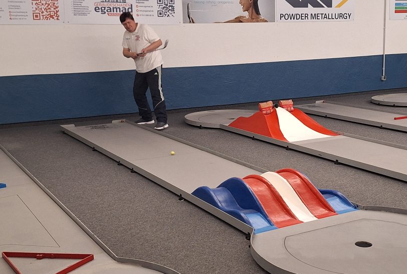 Patrick Knoll beim Adventsturnier Minigolfer.