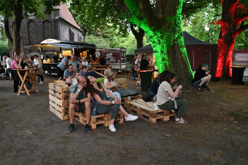 Palettenmöbel, Cocktailbar, Getränkestand und Foodtrucks für die Besucher des Festivals