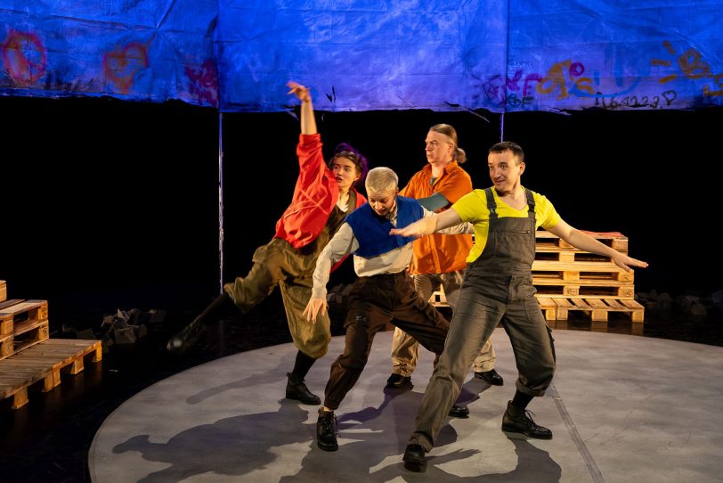 Momo (Julia Zupanc, l.) und ihre Freunde Gigi (Lena Entezami), Beppo (Peter S. Herff) und Franco (Thomas Kaschel) haben ihren Spaß auf dem auf einer Halde gelegenen Spielplatz.