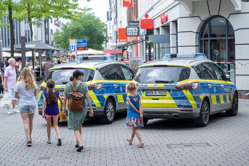 Der Polizeieinsatz sorgte bei vielen Passanten für Fragen.