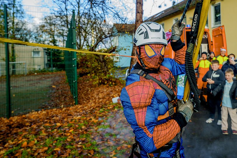 Höhenretter überraschen Heimkinder am Heisterkamp am Nikolaustag (Dienstag, 6.12.2022) als Superhelden - so war unter anderem Spiderman mit dabei.