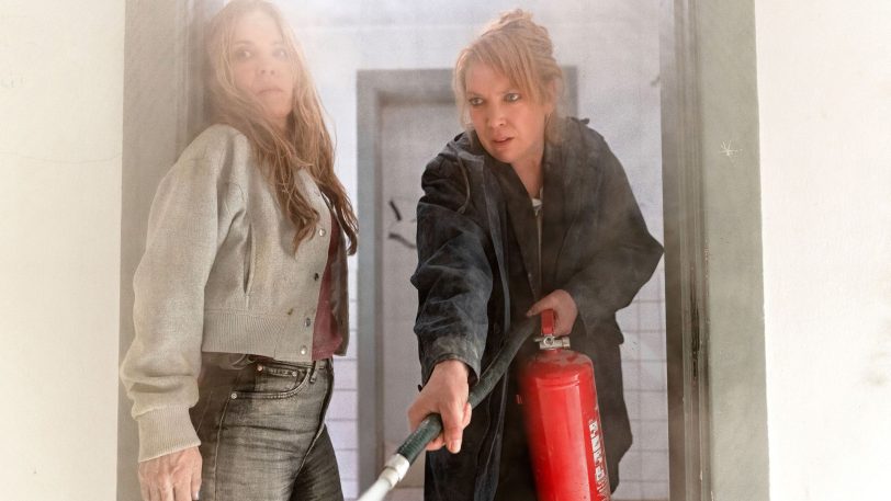 Angriff mit dem Feuerlöscher: Die beiden Rostocker Ermittlerinnen Katrin König (Anneke Kim Sarnau, l.) und Melly Böwe (Lina Beckmann) sind mehr denn je aufeinander angewiesen.