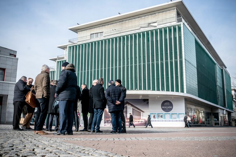 Vor dem Hertie-Haus.