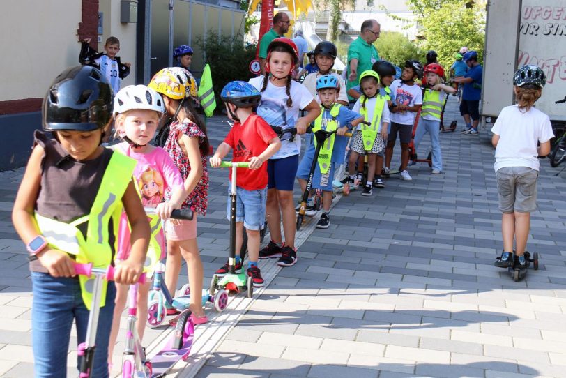 Beispielsweise konnten sich die Kinder auf dem Schulhof beim Fahrradparcours der Verkehrswacht für den Straßenverkehr fit machen.