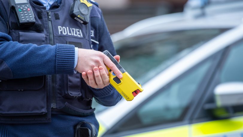 Elektroschocks möglich: Die Polizei Bochum, zu der auch Herne gehört, wird im Jahr 2022 mit Tasern ausgestattet.