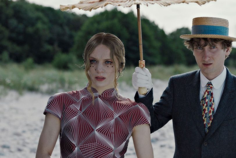 Die Unternehmerin Octavia (Lilith Stangenberg) und ihr „einfacher Angestellter“ Jakob (Alexander Herbst) in der Sommerfrische am Ostsee-Strand.