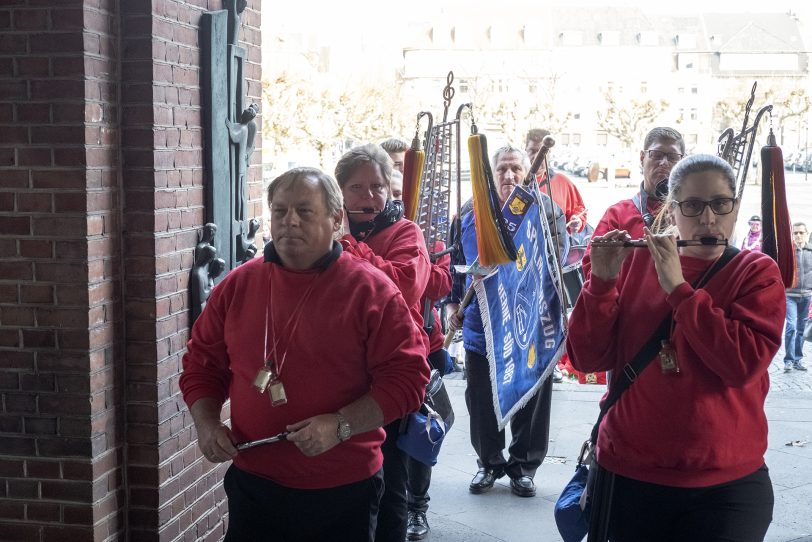 Die Narren der Herner Karnevalsgesellschaft (HeKaGe) stürmen am Donnerstag (28.02.2019) das Rathaus in Herne (NW) und entwenden Oberbürgermeister Dr. Frank Dudda den Rathausschlüssel.