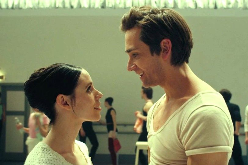 Sam Riley als John Cranko – Zwei Protagonisten seines Stuttgarter Balletts, auf die sich John Cranko verlassen kann: Marcia Haydée (Elsa Badenas) und Heinz Clauss (Friedemann Vogel).