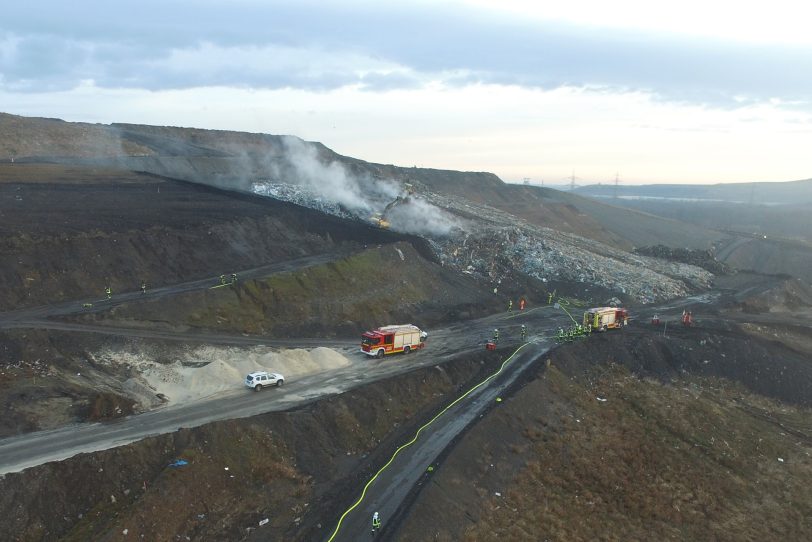 Die Deponie Emscherbruch, hier bei einem Feuerwehreinsatz im Jahr 2018.