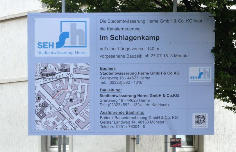 Schilder erklären die Kanalbau-Arbeiten am Schlagenkamp.