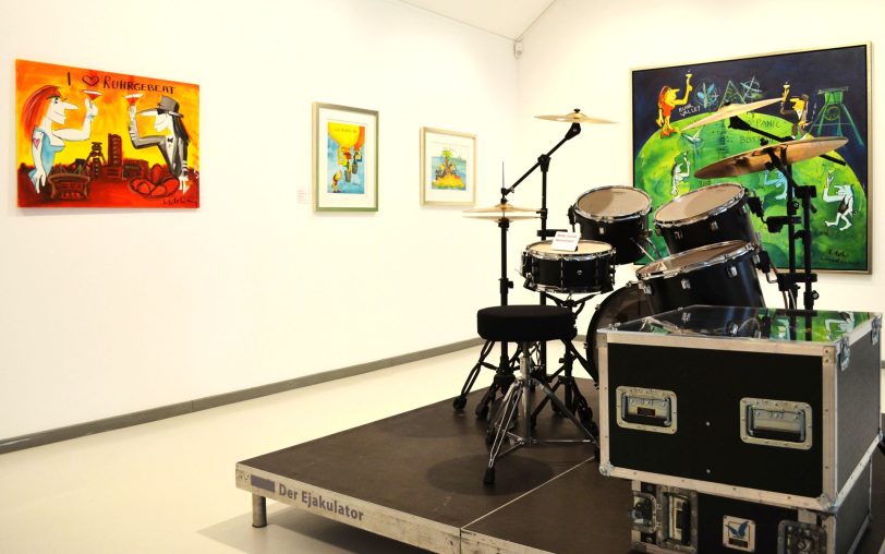In seiner ersten Ausstellung im Erotic Art Museum Hamburg setzte sich Udo Lindenberg 1996 selbst ans Schlagzeug. Im Bild links Udos aktuelle Ruhrgebiets-Hommage.