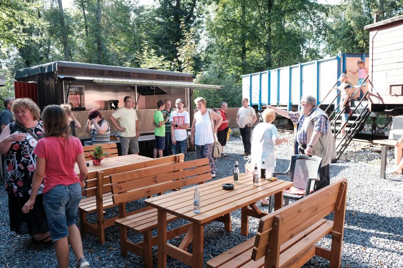 Die inoffizielle Eröffnung des Cafés im Hof des Heimatmuseums - Fritzchen Das Gleiscafé. Die neuen Besitzer sind: Sandra Apostel und Mondritter Graf Hotte.