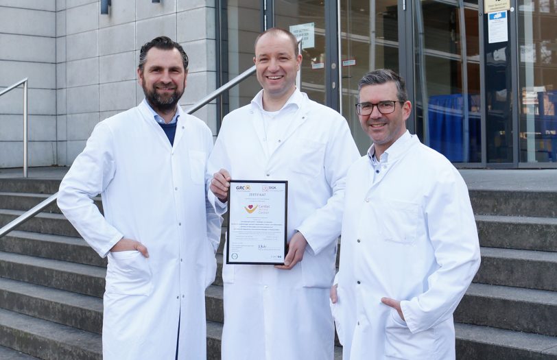 Prof. Dr. Christian Ukena (Mitte), Direktor der Medizinischen Klinik II - Kardiologie / Angiologie, Prof. Dr. Lars Schimmöller (l.), Direktor des Institut für Diagnostische, Interventionelle Radiologie und Nuklearmedizin und Prof. Dr. Ulrich Frey (r.), Direktor der Klinik für Anästhesiologie, operative Intensivmedizin, Schmerz- und Palliativmedizin im Marien Hospital Herne.