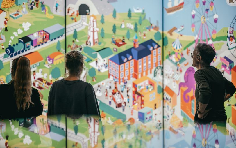 Die Besucher der Ausstellung können auf einem großen Wimmelbild auf die Suche nach Orten des Essens gehen.
