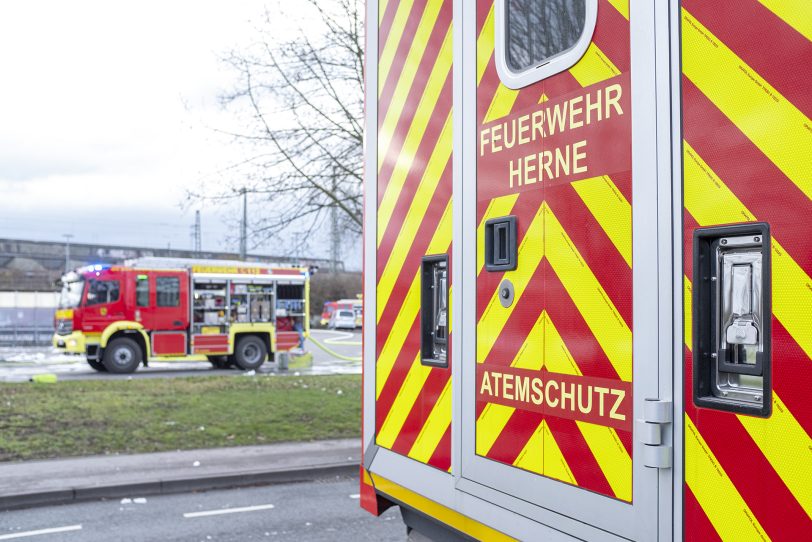 Durch einen Brand wurde am Samstagmorgen (31.01.2021) der Netto-Markt an der Berliner Straße in Herne (NW) komplett zerstört. Kräfte der Berufs- und der Freiwilligen Feuerwehr wurden bei den Löscharbeiten durch das THW unterstützt. Die Polizei ermittelt wegen des Verdachts auf Brandstiftung.