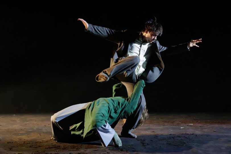 Die artifiziell ineinander verschlungenen Körper der Choreographie wirken wie skulpturale innere Landschaften.