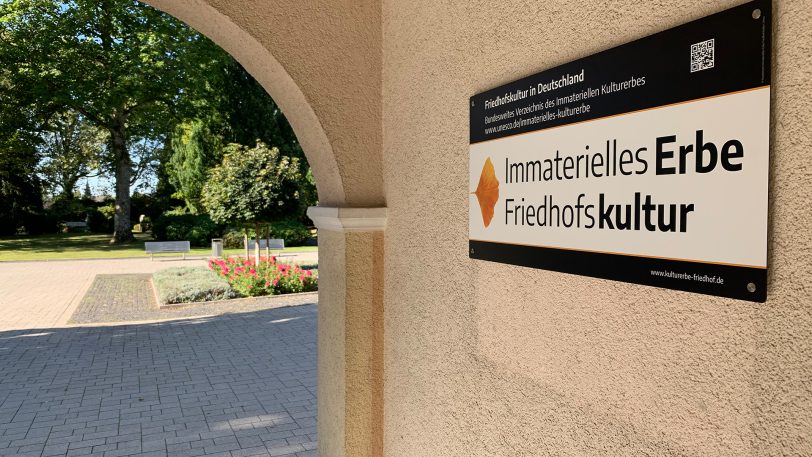 Das neue Schild weist auf die Auszeichnung der Friedhöfe hin.