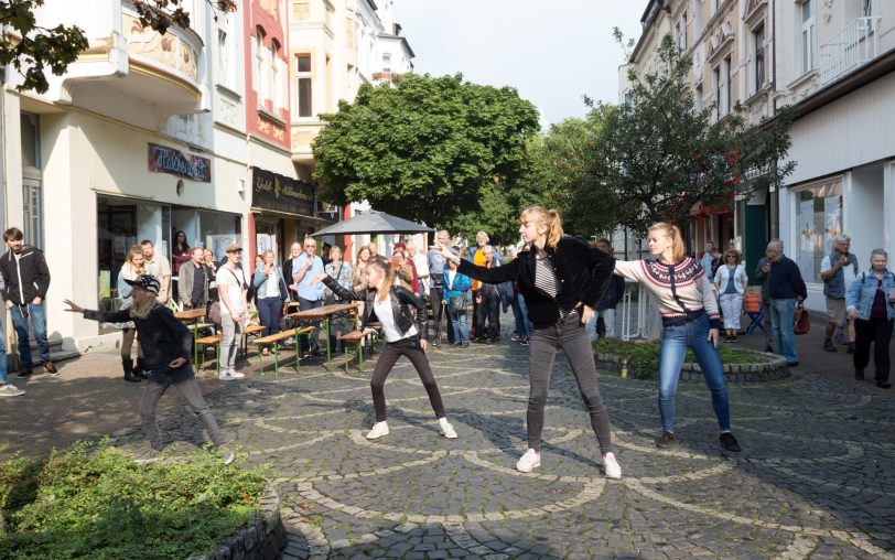 Ensample in der Heinestraße vor dem Hallenbad.