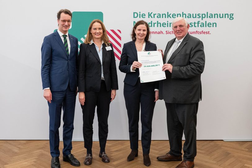 Bei der Übergabe des Förderbescheids des Landes NRW in Höhe von 39,8 Mio. Euro (v. l. n. r): NRW-Ministerpräsident Hendrik Wüst, Simone Lauer und Dr. Sabine Edlinger, Geschäftsführerinnen der St. Elisabeth Gruppe, sowie NRW-Gesundheitsminister Karl-Josef Laumann.