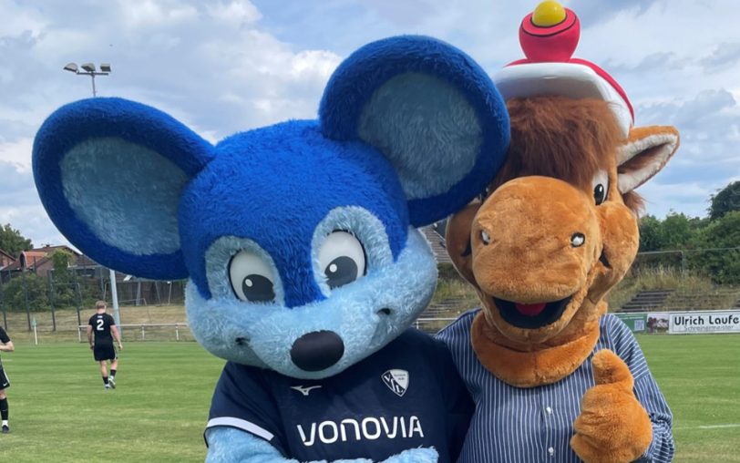 Beide Maskottchen zusammen: (li.) Bobby Bolzer vom VfL Bochum und Fritz, das Kirmes-Maskottchen.