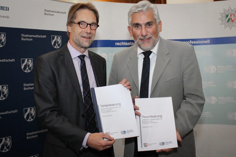 v.l. Oberstaatsanwalt Ulrich Fritsche, Polizeipräsident Jörg Lukat. Unterzeichnung einer Vereinbarung, mit der die enge Zusammenarbeit weiter verbessert werden soll. 6.11.2019.