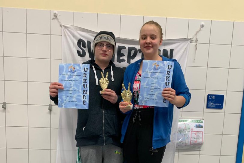 Noah Kaygusuz und Fiona Poetzel und holen den Freistil-Delfin-Cup JG 2003-2005.