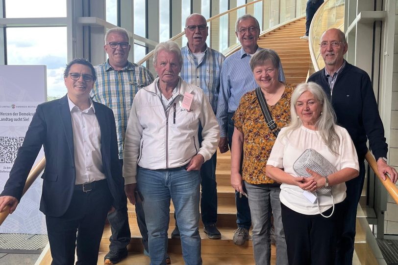 Alexander Vogt begrüßt im Juni 2025 Herner Gartenfreunde im Landtag.