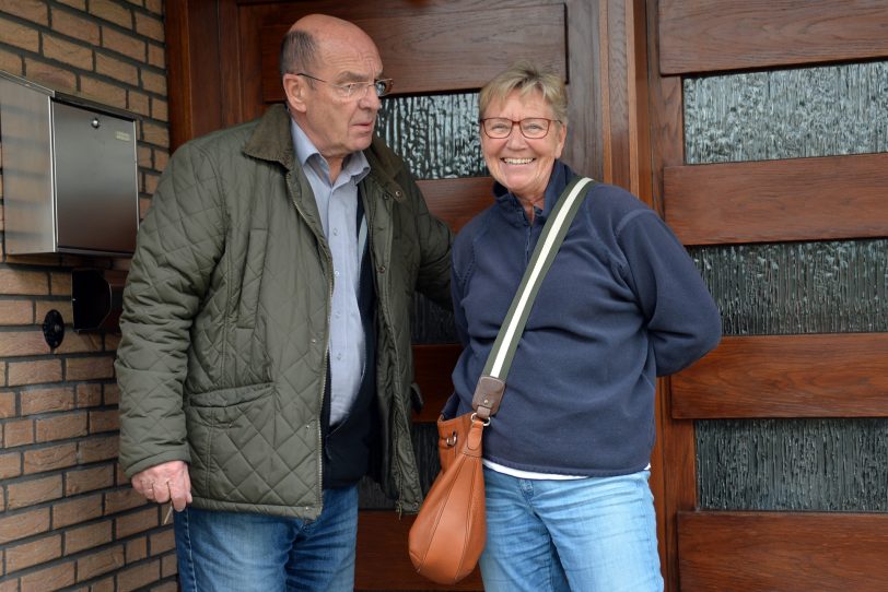 Ingrid und Peter Rossa beim Verlassen ihres Hauses.