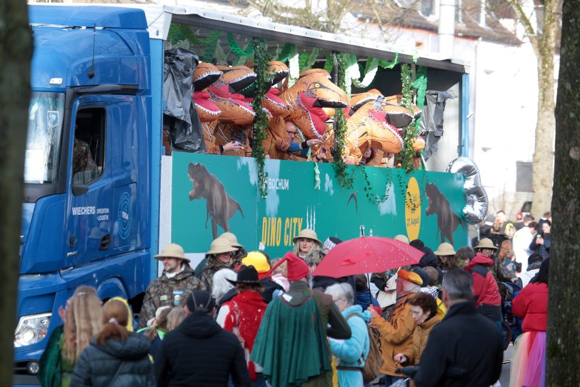 Bochum Marketing nutzte den Rosenmontagszug in Linden, um Dino City III für den Sommer 2024 anzukündigen.