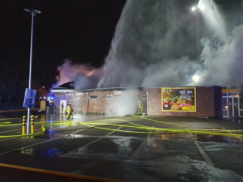 Durch den Brand am Samstagmorgen (31.01.2021) wurde der Netto-Markt an der Berliner Straße komplett zerstört.