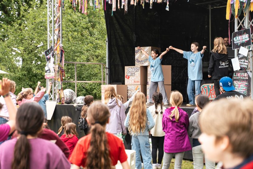 So bunt, lustig und spaßig wie bei der Party zum Ferienstart 2024 auf dem Abenteuerspielplatz Hasenkamp soll es auch bei der Ausgabe am Freitag, 11. Juli 2025, werden (Archivbild).