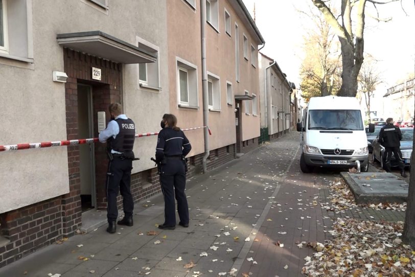 Die Polizei sperrte das Haus ab.