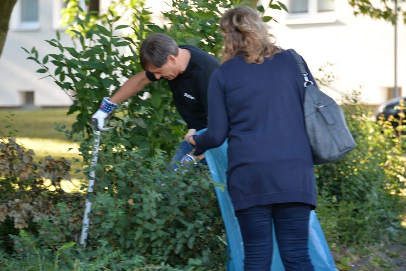 Motiviert durch die Plakataktion „Herne blitzblank“ machen sich Schüler der Hiberniaschule daran, das Umfeld ihrer Schule vom Müll zu befreien. Unterstützung erhielten sie von Oberbürgermeister Dr. Dudda.