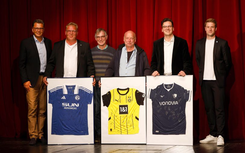 Drei, zwei, eins, meins: (v.li.) Thorsten Kinhöfer, Guido Otremba, Walter Tschirch, Ingo Tack, Marvin Boettcher und Matthias Mühlen freuten sich über das tolle Ergebnis der Auktion auf der Bühne des Mondpalasts.