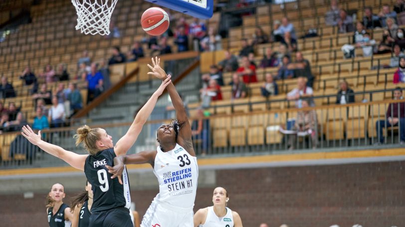 Die HTC-Damen gewinnen gegen die SNP BasCats USC Heidelberg am Sonntag (3.10.2021) mit 66:64. Im Bild Nicole Enabosi