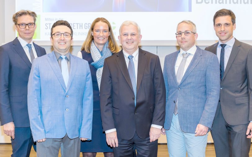 Prof. Dr. Hans-Joachim Trappe (Mitte), Klinikdirektor der Medizinischen Klinik II des Marien Hospital Herne, Simone Lauer (3.v.l.), Mitglied der Geschäftsleitung und die Oberärzte Jan-Peter Röing genannt Nölke (l.), Sebastian Manoleasa (2.v.l.), Dr. Martin Grett und Dr. Martin Christ begrüßten die Besucher zur 21. Herzwoche des Marien Hospital Herne.