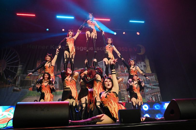 Die Showtanzgruppe Calypso bei der Prunksitzung der HeKaGe 2025.